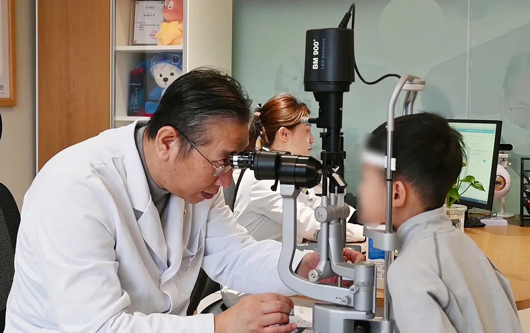 黑龙江普瑞眼科医院携手来顺公益，助斜弱视少年重见清晰