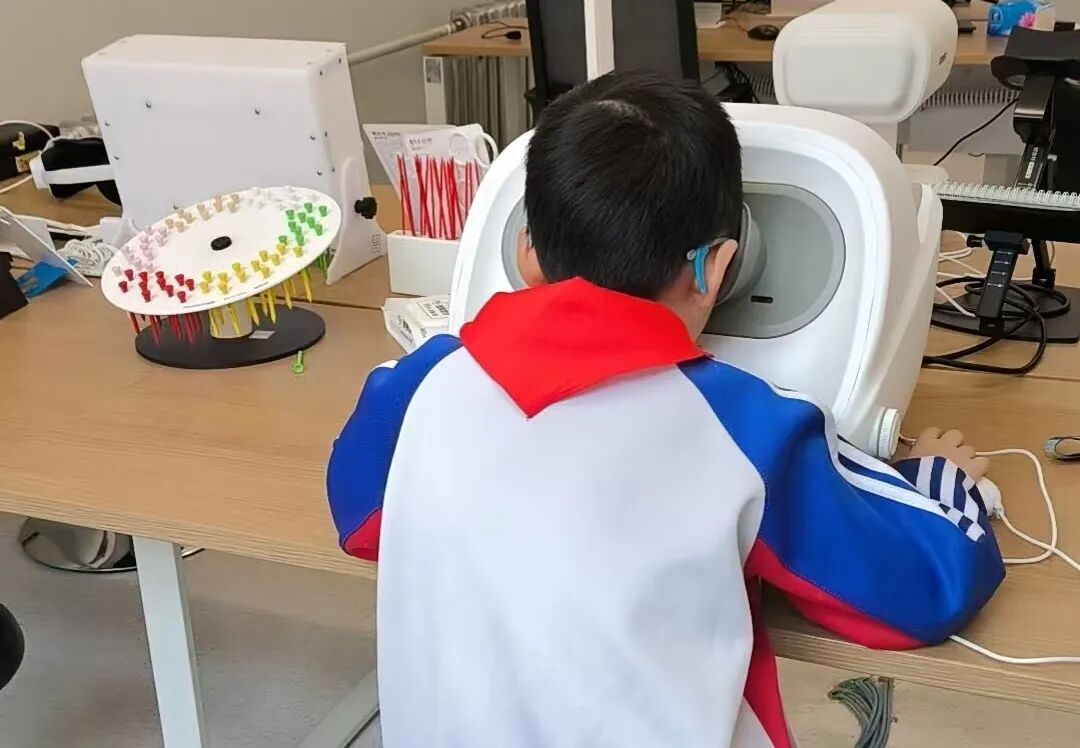 黑龙江普瑞眼科医院携手来顺公益，助斜弱视少年重见清晰